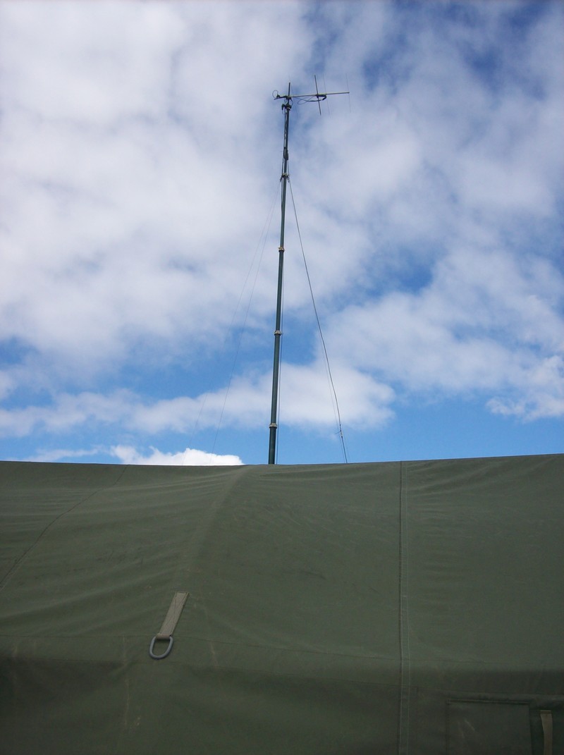 De DARES antenne steekt hoog boven de tent uit!